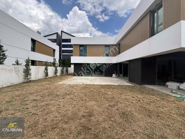 Yüksek Standartlarda,ferah Ve Modern Satılık Villa