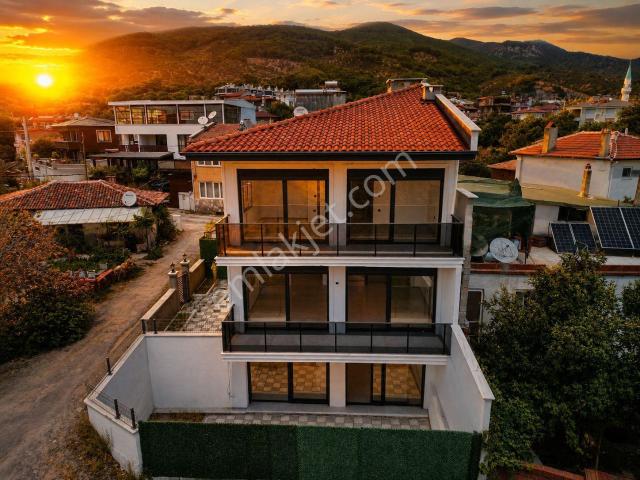 Yükselden Çamlıbelde 40 M² Bahçeli, Deniz Manzaralı 5+1