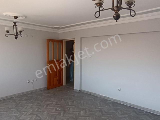 Yurtoğlu Mh Merkez'de Ara Kat Doğal Gazlı 3+1 120 M2 Temiz Daire