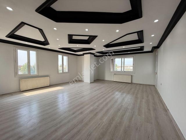 Yüreğir'de Nehir Manzaralı 4+1 275 M2 Her Kat Tek Dair Geniş Kiralık Daire