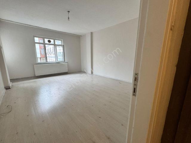 Yusuf Emlak’tan Küçükçekmece Gültepe’de Metrobüse Yakın Kiralık 3+1 Daire