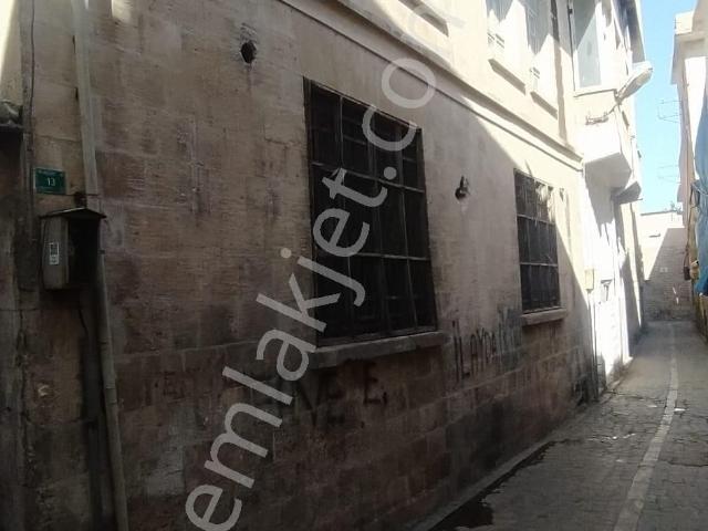 Yusuf Paşa Mahallesi'nde Müstakil İki Katlı Nahit Taş Eski Urfa Evi Acil Satılktır