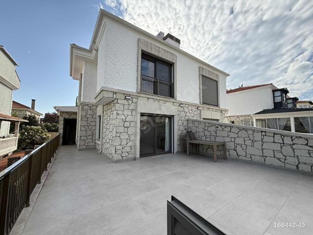 YUSE'DEN ALAÇATI ÇARŞI GİRİŞİNDE EŞYALI SATILIK DUBLEKS VİLLA