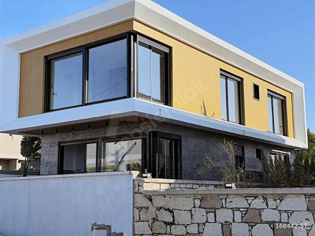 YUSE'DEN BAHÇELİEVLERDE DENİZ MANZARALI SATILIK MÜSTAKİL VİLLA