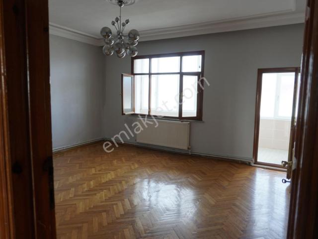 Yüzyıl Metrosuna Ve Caddeye Yakın 2+1, 5. Kat, 120 M2