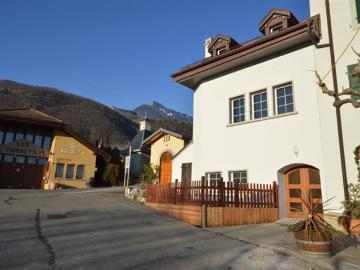 Yvorne zwei Minuten von Aigle entfernt Dorfhaus auf 3 Ebenen!