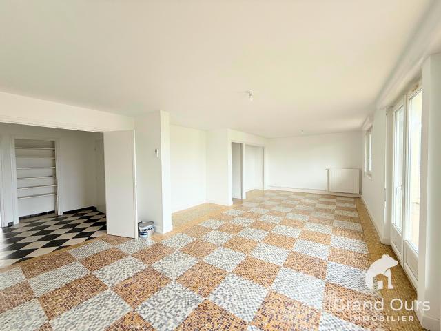 YZEURE Appartement T4bis Lumineux avec Balcons, Garage et Jardin Privatif