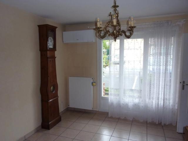 Yzeure, Appartement type 2 avec petit jardin et garage