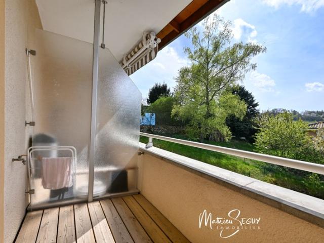 YZERON Agréable appartement grand T3 avec balcon et vue + stationnement dans garage fermé