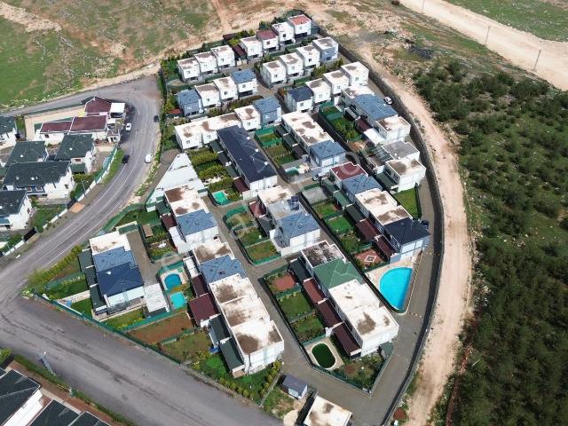 Z Group'dan Opet Petrol Arkasın'da Havuzlu Sitede 3+1 Villa