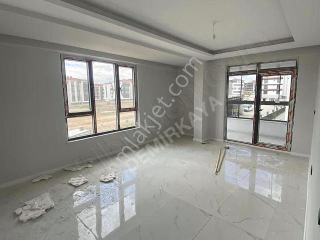 Z 71 Evler Mahallesinde Site İçerisinde Kiralık 3+1 Sıfır Daire