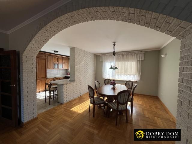 Solidny dom z eleganckimi detalami i energooszczędnością