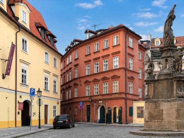 Zabytkowa kamienica na Maltézském náměstí w Pradze