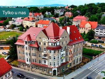Zabytkowa kamienica nad rzeką Piławą w Dzierżoniowie