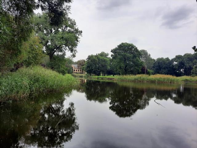 Zabytkowy dwór z 1880 r. na 50 tys. m² z jeziorem i parkiem
