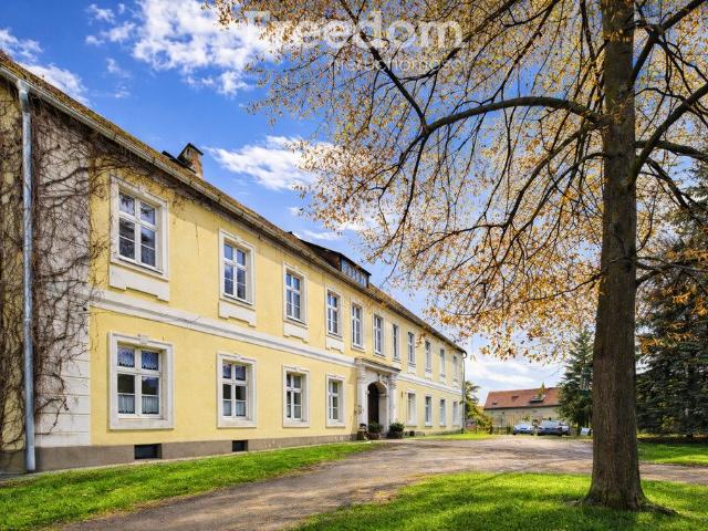 Zabytkowy dwór z 750 m² i 11 ha parku w Krasnej Górze