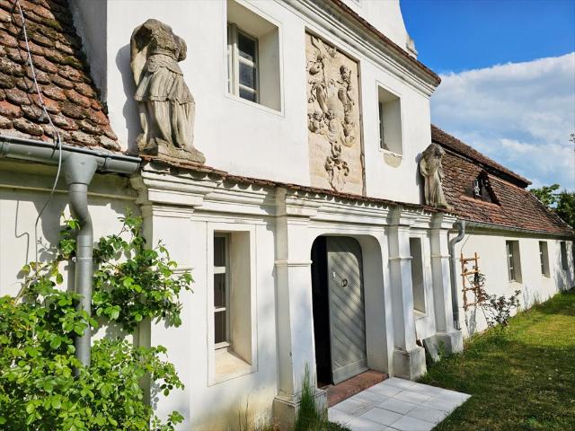 Zabytkowy dworek z 1765 r. po rewitalizacji, 253 m2