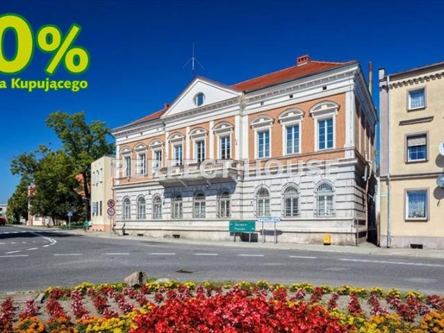 Zabytkowy kompleks biurowy z dziedzińcem i parkingiem
