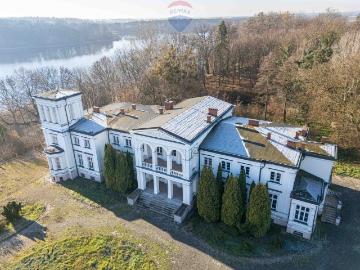 Zabytkowy pałac nad jeziorem, 4 ha, gotowy do aranżacji