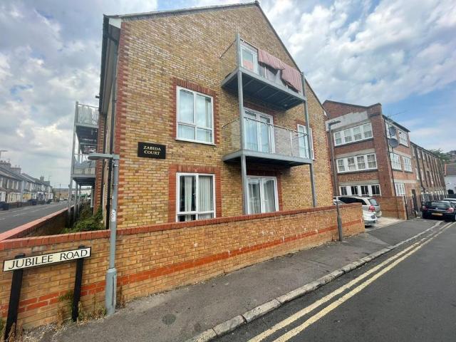Zabida Court, Hp11 2 bed apartment to rent £1,400 pcm £323 pw