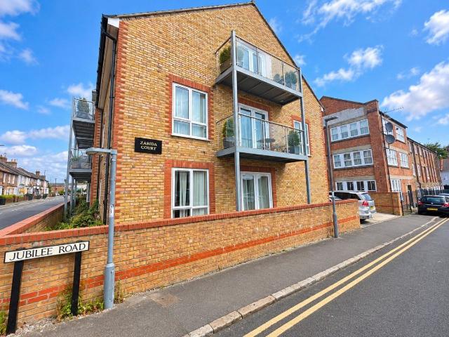 Zabida Court HP11, 2 bed flat to rent, £1,295 pcm | PrimeLocation