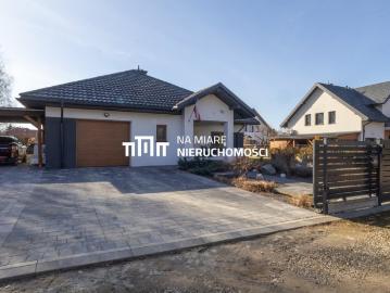 Nowoczesny dom z basenem na 1500 m² działce w Zaczerniu