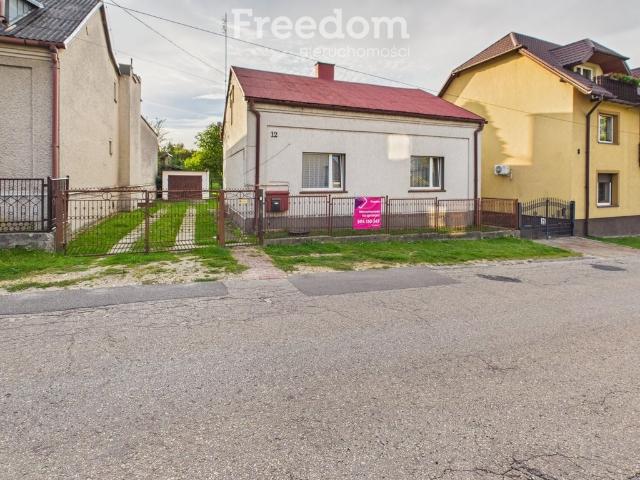 Zadbany dom 75 m² z działką, garażami i możliwością rozbudowy