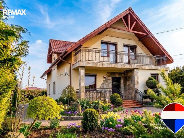 Zadbany dom 173 m² z kominkiem i garażem w Pewel Małej