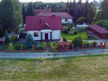 Zadbany dom z garażem, tarasem i solarami w Głogowie