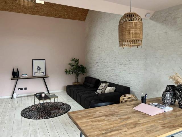 Zalig bemeubeld 2SLK app met terras in hartje Berchem!