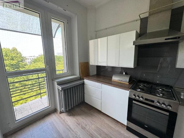 Zapraszam do 130 m² mieszkania w Sosnowcu z wysokimi sufitami i oryginalnym wykończeniem