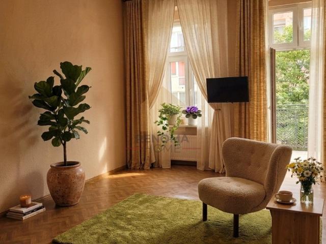 Zapraszam do 76 m² mieszkania z zabytkowymi piecami i balkonem