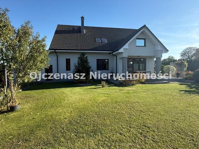 Zapraszam do obejrzenia przestronnego domu 360 m² z garażami i fotowoltaiką