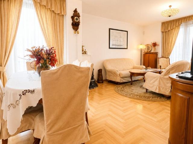 Zapraszam do eleganckiego mieszkania 77 m² z zabytkowym kominkiem