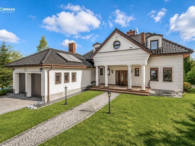 Zapraszam do eleganckiego domu 229 m² z prywatnym lasem i nowoczesnymi technologiami
