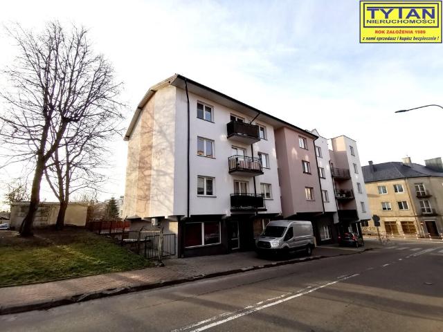 Do sprzedania przestronne 64 m² mieszkanie z balkonem w centrum Łomży