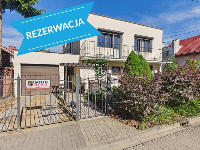 Zapraszam do obejrzenia domu wielopokoleniowego z garażami i niezależnym budynkiem