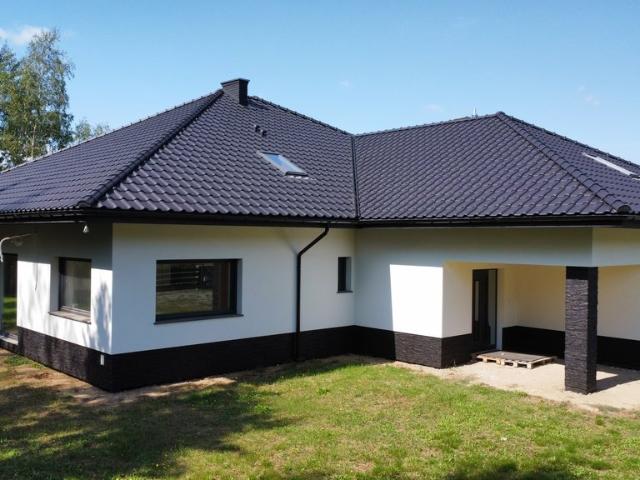 Zapraszam do obejrzenia nowoczesnego domu 227 m² z garażem i budynkiem gospodarczym