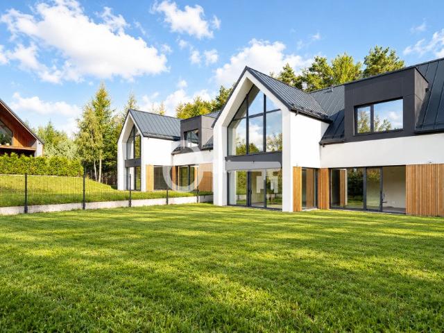 Zapraszam do obejrzenia nowoczesnego domu 245 m² z panoramicznymi przeszkleniami