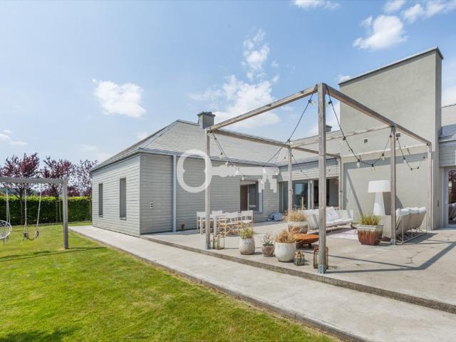 Zapraszam do obejrzenia nowoczesnego domu 333 m² z dużym ogrodem w Konstancinie Jeziornej