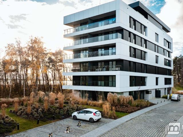 Zapraszam do luksusowego apartamentu 34 m² z widokiem na jezioro w Rogowie