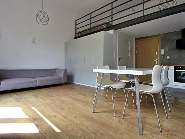 Zapraszam do wynajęcia 40 m² kawalerki z antresolą w centrum Krzyków