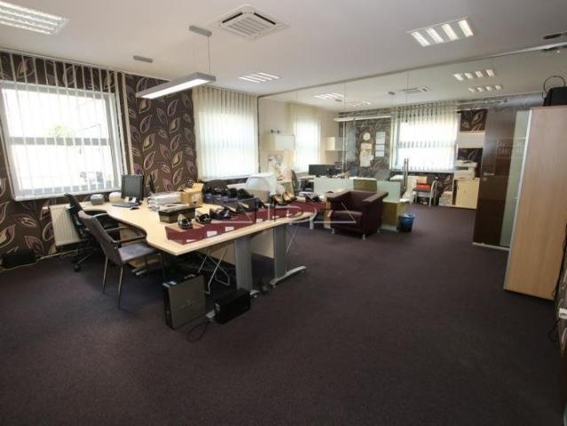 Zapraszam do wynajmu nowoczesnego biurowca z magazynem 940 m² w Fabrycznej