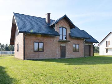 Przestronny dom w Zarzeczu z garażem i dużą działką