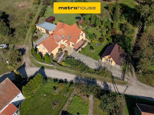 Przestronny dom z gościnnym domkiem, ogród i staw