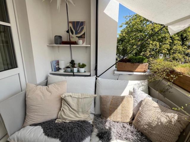 Zauberhafte 3 Zimmer Wohnung mit Balkon in ruhiger Siedlungslage !