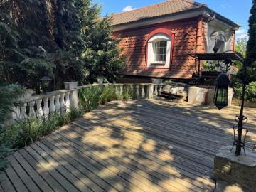 RARITÄT MIT CHARAKTER ZAUBERHAFTE VILLA MIT TRAUMHAFTEM GARTEN UND BLICK AUF DIE WEINBERGE