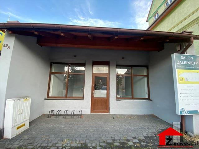 Budynek usługowy 147 m² z witrynami i ogródkiem