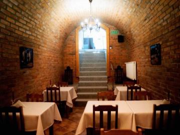 Budynek usługowy z restauracją i mieszkaniami, 170 m2