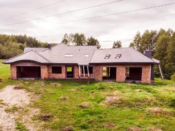 Przestronny dom z tarasem, stodoła i działka 9 tys. m²